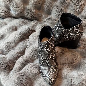 Elegant Snakeskin Pattern Ankle Boots - Black and White